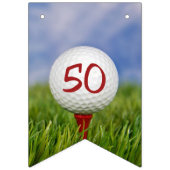 Golfbal op t-shirt in gras voor 50ste verjaardag vlaggetjes (Eerste vlag)