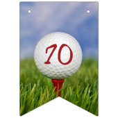 Golfbal op t-shirt in gras voor 70ste verjaardag vlaggetjes (Tweede vlag)