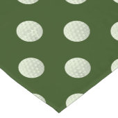 Golfbal overal op groen voor golfer lange tafelloper (Hoek)