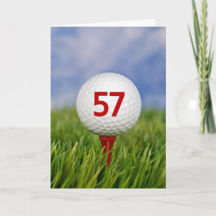 Golfbal voor 57ste verjaardag op rode tee kaart