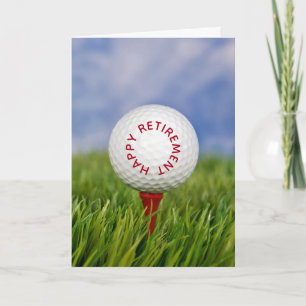 Golfbal voor pensioen op een rode tee kaart