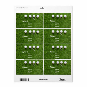 Golfballen en t-shirt op groengras etiket