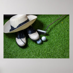 Golfballen liggen op groen gras poster