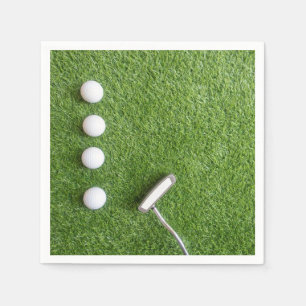 Golfballen met putter op groen gras voor golfer servet