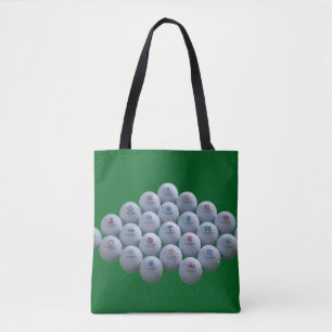 Golfballen op een groene achtergrond staan op een draagtas