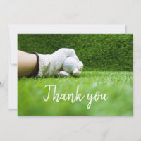 Golfer houdt golfbal aan groen gras