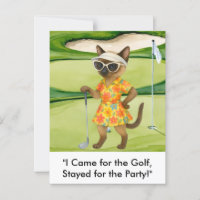 Golfer staat op de green voor Siamese Kat liefhebb