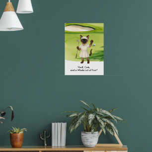 Golfer staat op de putting green voor Siamese kat Poster