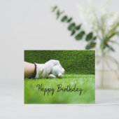 Golfeur tient une balle de golf sur une carte d'an (Debout devant)