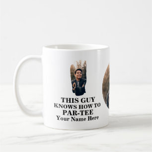 Golfhandfotograaf weet hoe hij met t-shirt moet om koffiemok