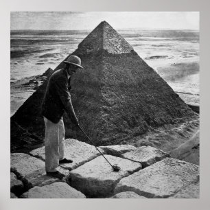 Golfing in de Pyramide Black en White Poster