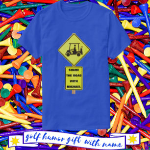 Golfkar bestuurder met naam t-shirt