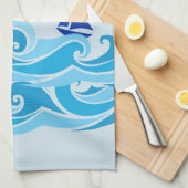 Golven en zeilboot in de oceaan theedoek (Quarter Fold)