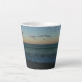 Golven kruipen in het Zonnestrand Landschap Latte Mok (Voorkant)