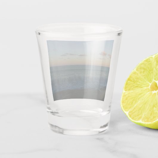 Golven kruipen in het Zonnestrand Landschap Shot Glas (Achterkant)