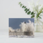 Golven kruipen tegen een vuurtoren briefkaart (Staand voorkant)