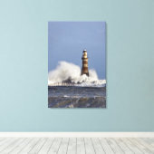 Golven kruipen tegen Roker Lighthouse Canvas Afdruk (Insitu (Houten vloer))