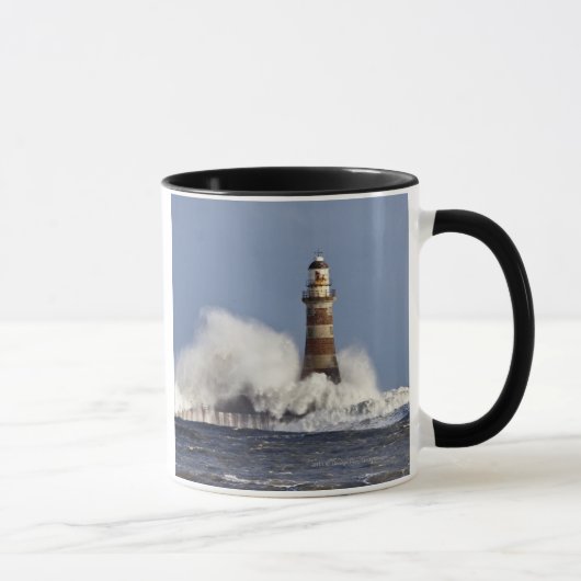 Golven kruipen tegen Roker Lighthouse Mok (Rechts)