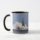 Golven kruipen tegen Roker Lighthouse Mok (Links)
