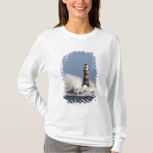 Golven kruipen tegen Roker Lighthouse T-shirt