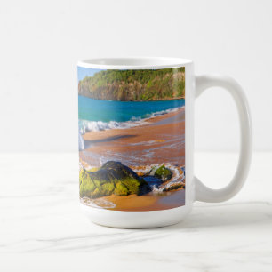 Golven slaan op het strand, Hawaï Koffiemok