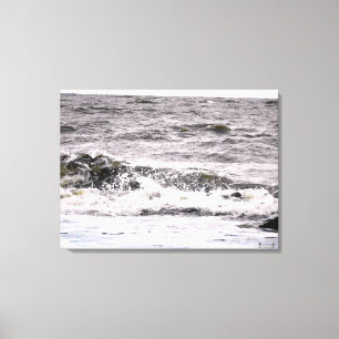Golven slaan tegen een rotsachtige kust canvas afdruk