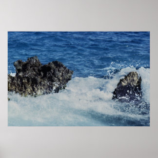 golven spatten op koraalrotsen Prints