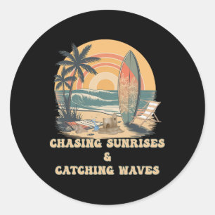 Golven surfen, zonsopgangen najagen, surfers, zome ronde sticker