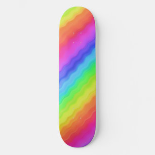 Golvend diagonaal kleurrijk regenboogontwerp skateboard