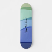 Golvend modern ontwerp lichtblauwe aangepaste teks skateboard (Voorkant)