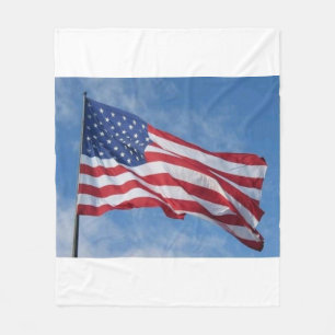 Golvende Amerikaanse vlag tegen blauwe lucht Fleece Deken