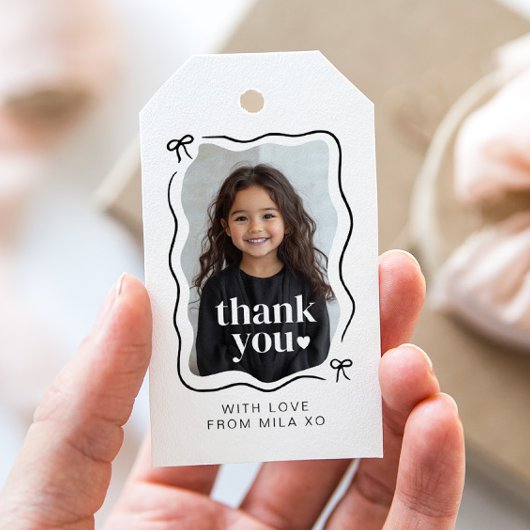 Golvende rand foto verjaardag met strik cadeaulabel