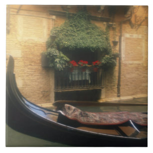 Gondel en restaurant, Venetië, Veneto, Italië Tegeltje