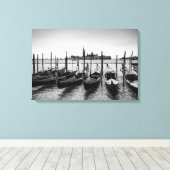 Gondels in Venetië in zwart-wit Canvas Afdruk (Insitu (Houten vloer))