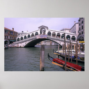 Gondolas en toeristen bij de Rialto-brug Poster