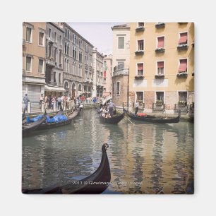 Gondolas in een kanaal, Venetië, Italië Magneet