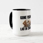 Gone Fishing. Lab in Charge. Mug (Devant gauche)