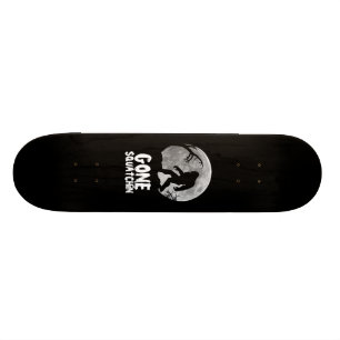 Gone Squatchin met maan en silhouette Skateboard