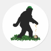 Gone Squatchin' on St. Patrick's Day Ronde Sticker (Voorkant)