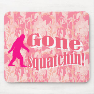 Gone Squatching op roze camouflage Muismat