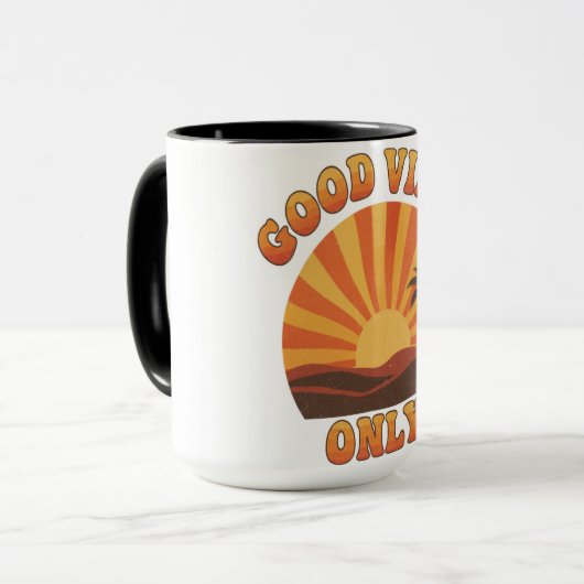 Good Vibes Only Mug – Retro Sunburst Positivity Cu Mok (Voorkant links)