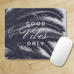 Good Vibes seulement Élégance tropicale<br><div class="desc">un beau tapis de souris avec un arrière - plan contemporain noir et blanc avec une image de palmier et une subtile teinte bleue. Habille ton bureau avec un style tropical élégant! fait aussi une idée de cadeau de rêve à partir de vacances, croisières! une autre idée serait pour la...</div>