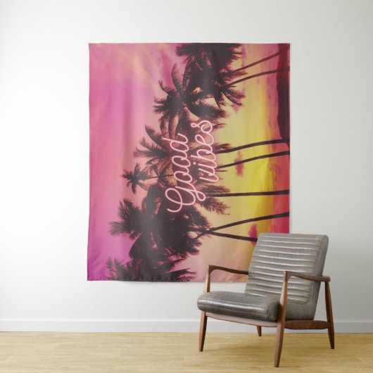Good Vibes Tropical Pink Sunset Beach Palm Tree Wandkleed (In situ)