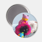 Goofy zwarte kat verstopt zich in knuffels. magneet (Voorkant / Achterkant)