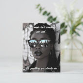 Gorgeous Woman in City with Sunglasses and Quote Briefkaart (Staand voorkant)