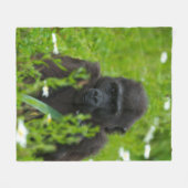 Gorilla Baby die in de gras schuilt Fleece Deken (Voorkant (Horizontaal))