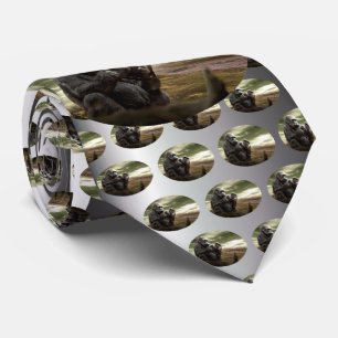 Gorilla neemt de tablet in stropdas