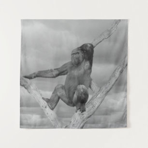 Gorilla Posing Op Een Boom Wandkleed
