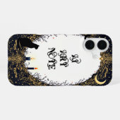 Gothic Black Cat and Candle Moonlit Frame iPhone 16 Hoesje (Achterkant horizontaal)