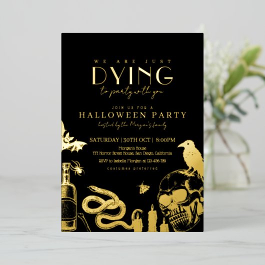Gothic Halloween Party with Skulls Foil Invitation (Debout devant)